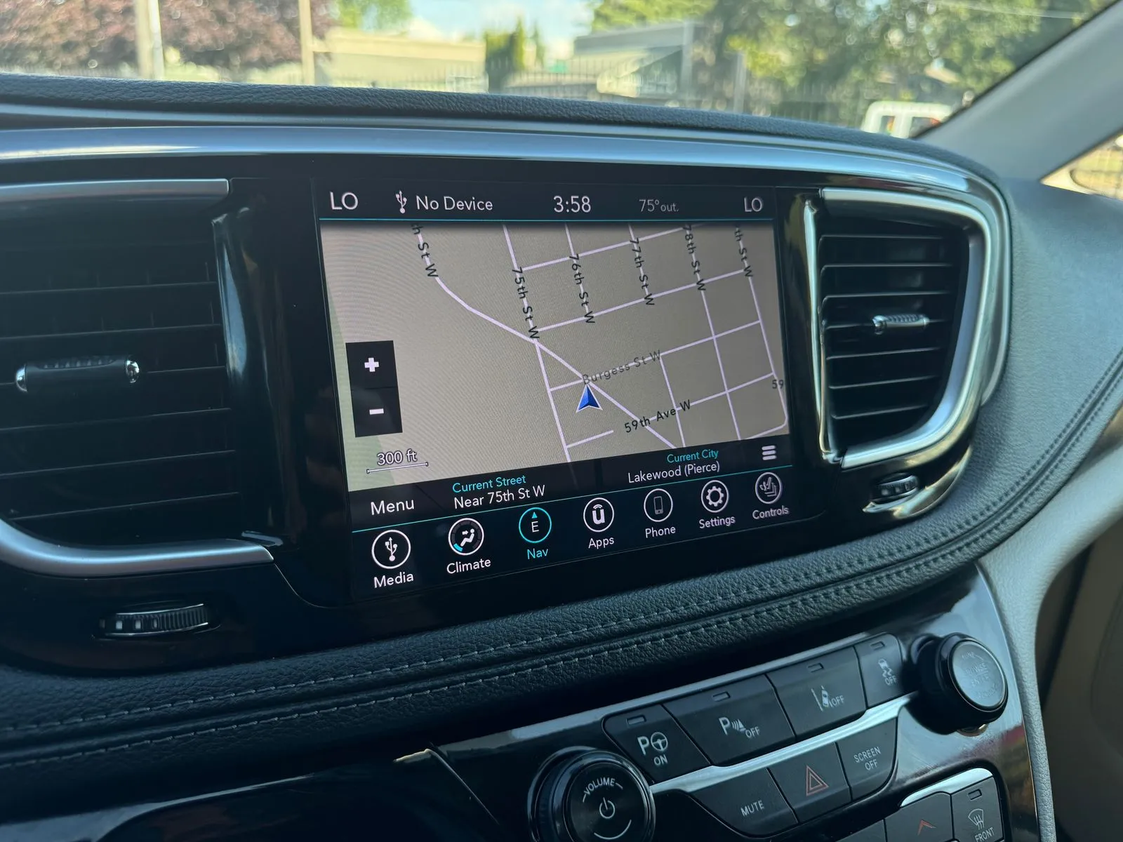 Chrysler Pacifica photo 31