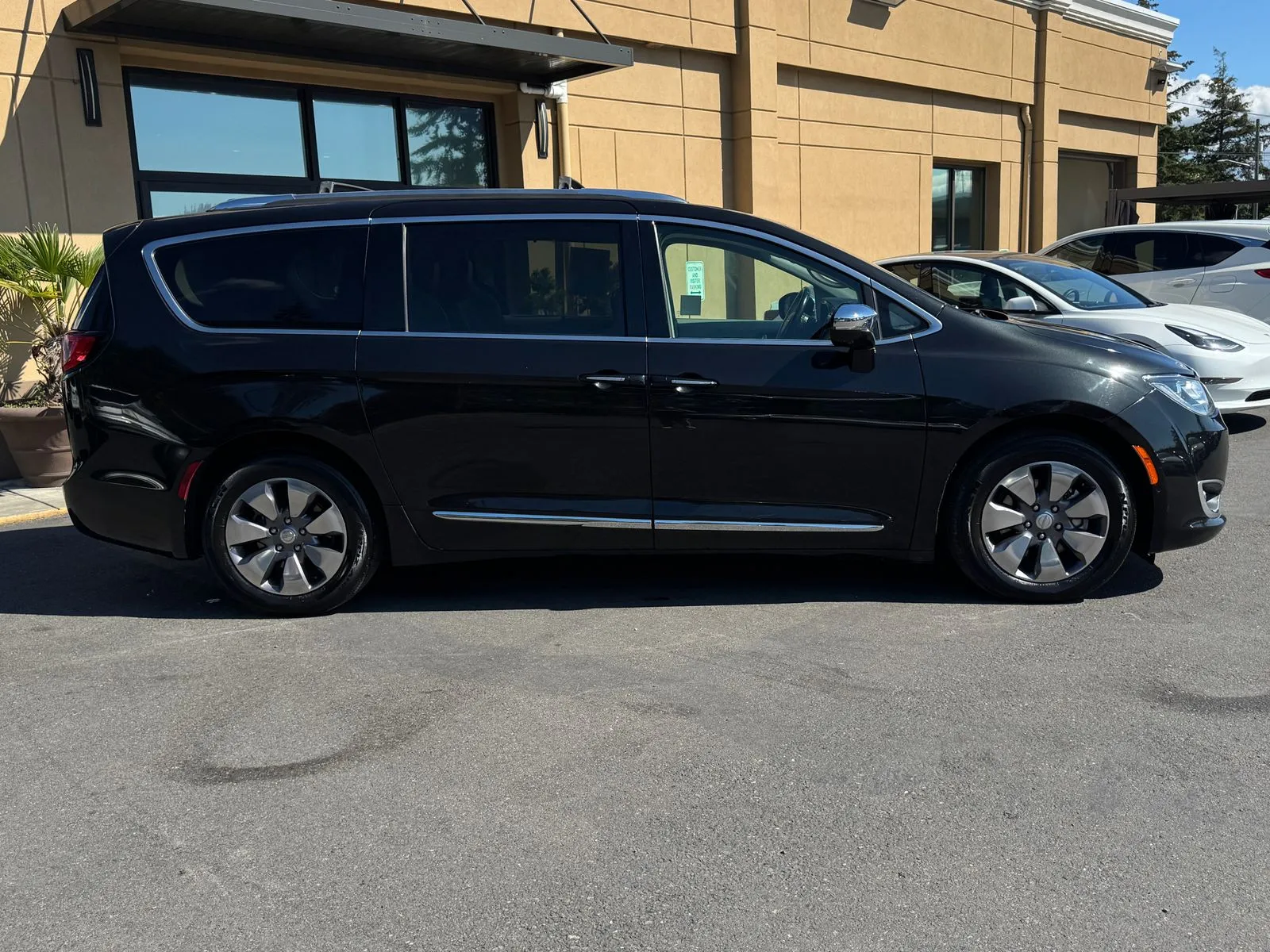 Chrysler Pacifica photo 8