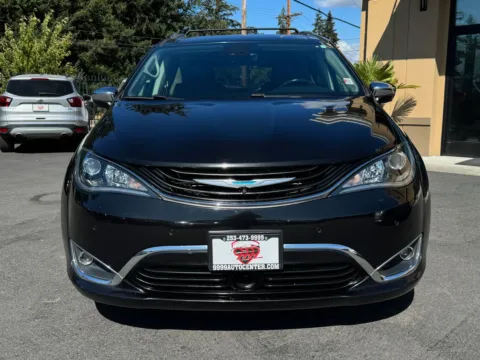 Photos of 2019 Chrysler Pacifica Hybrid Limited for sale in Lakewood, WA at 9999 Auto Center