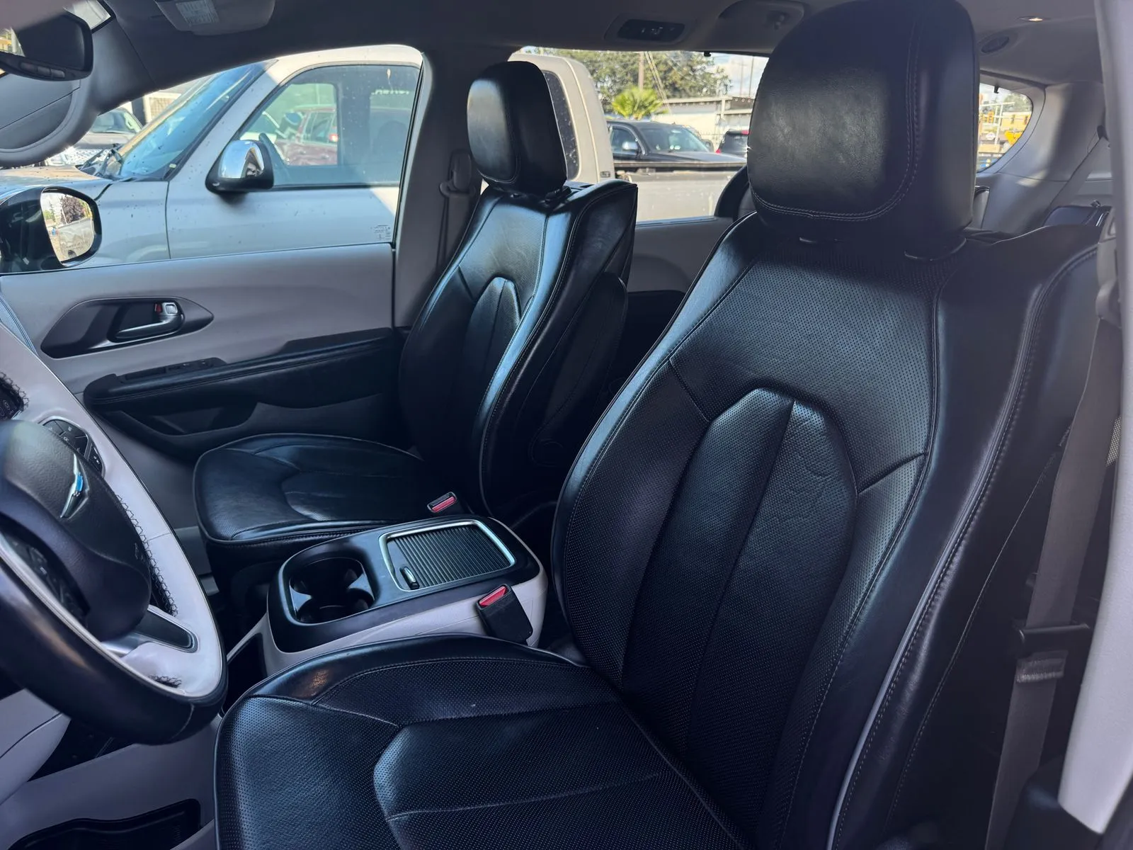Chrysler Pacifica photo 11