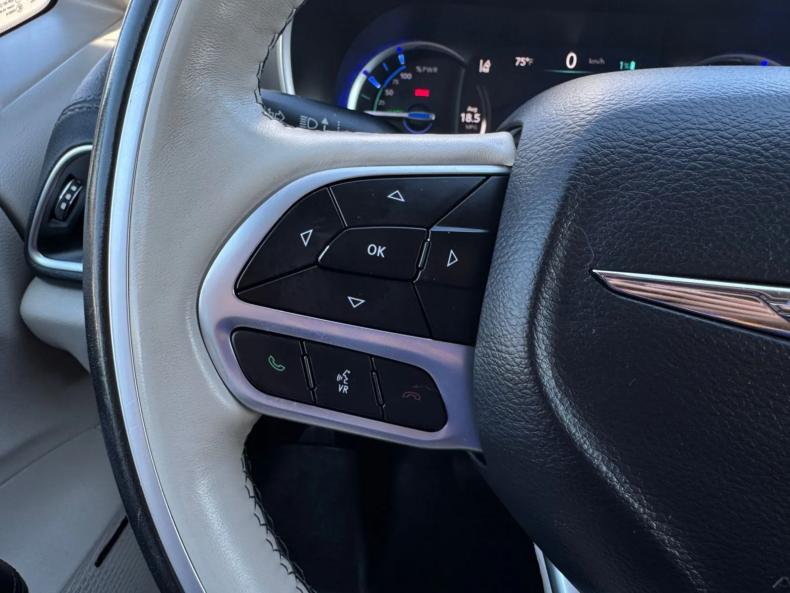 Chrysler Pacifica photo 36