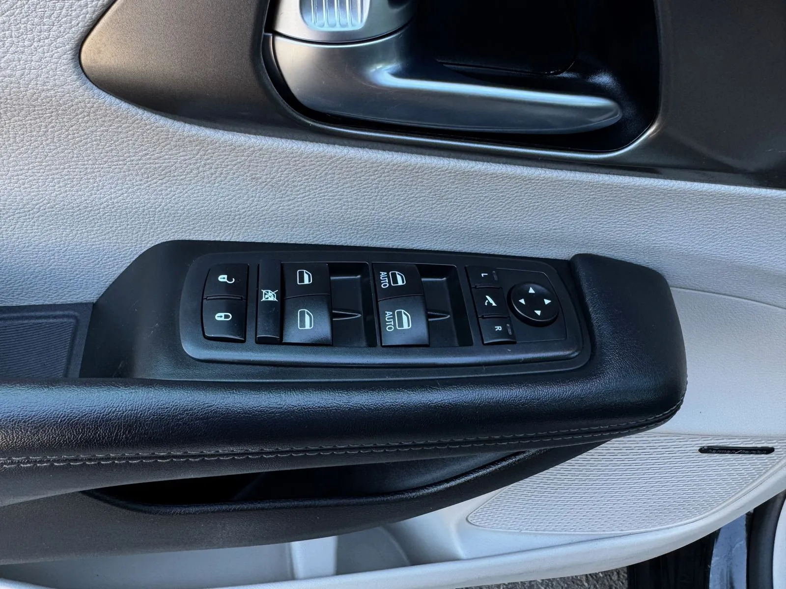 Chrysler Pacifica photo 13