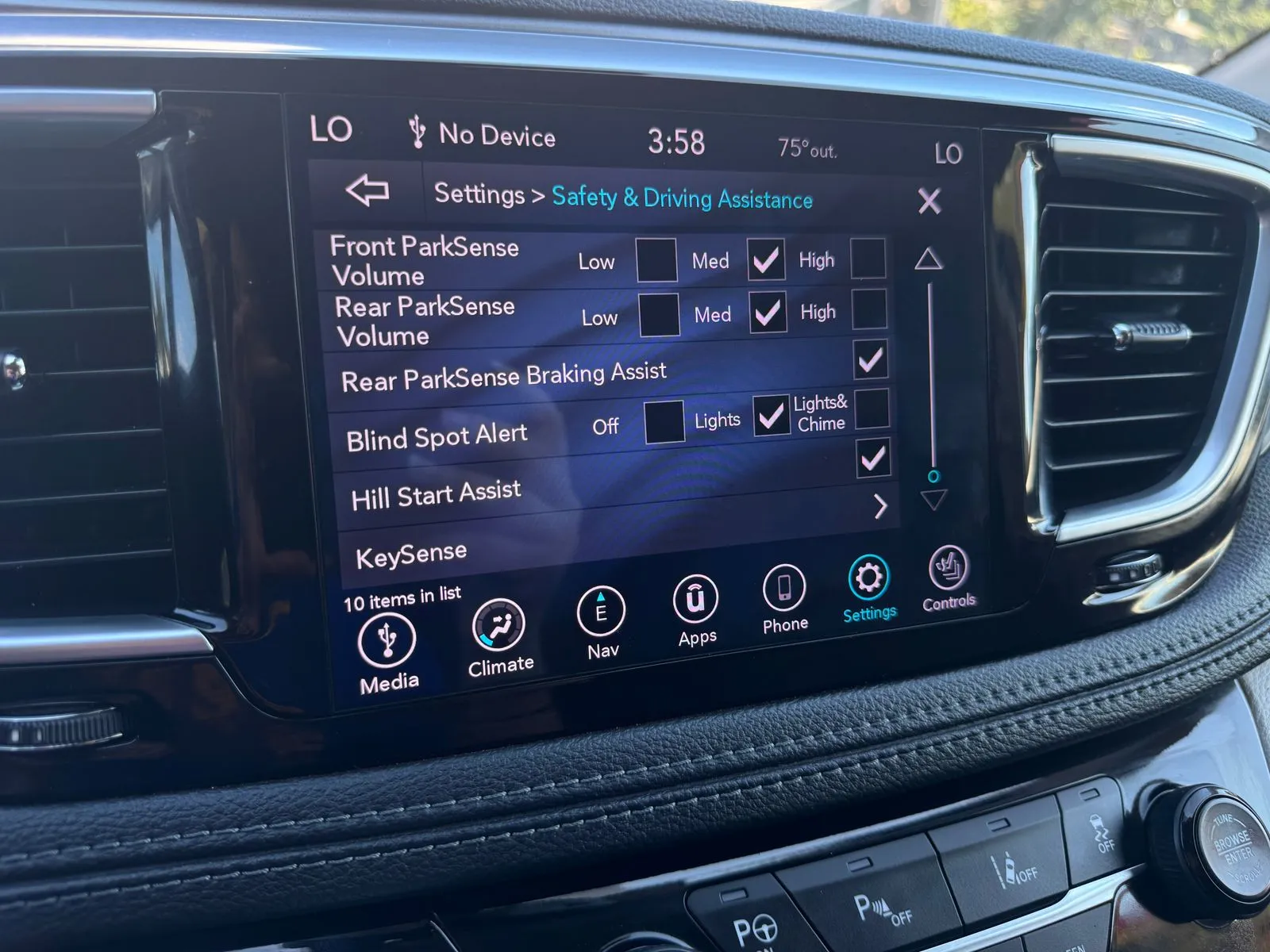 Chrysler Pacifica photo 32