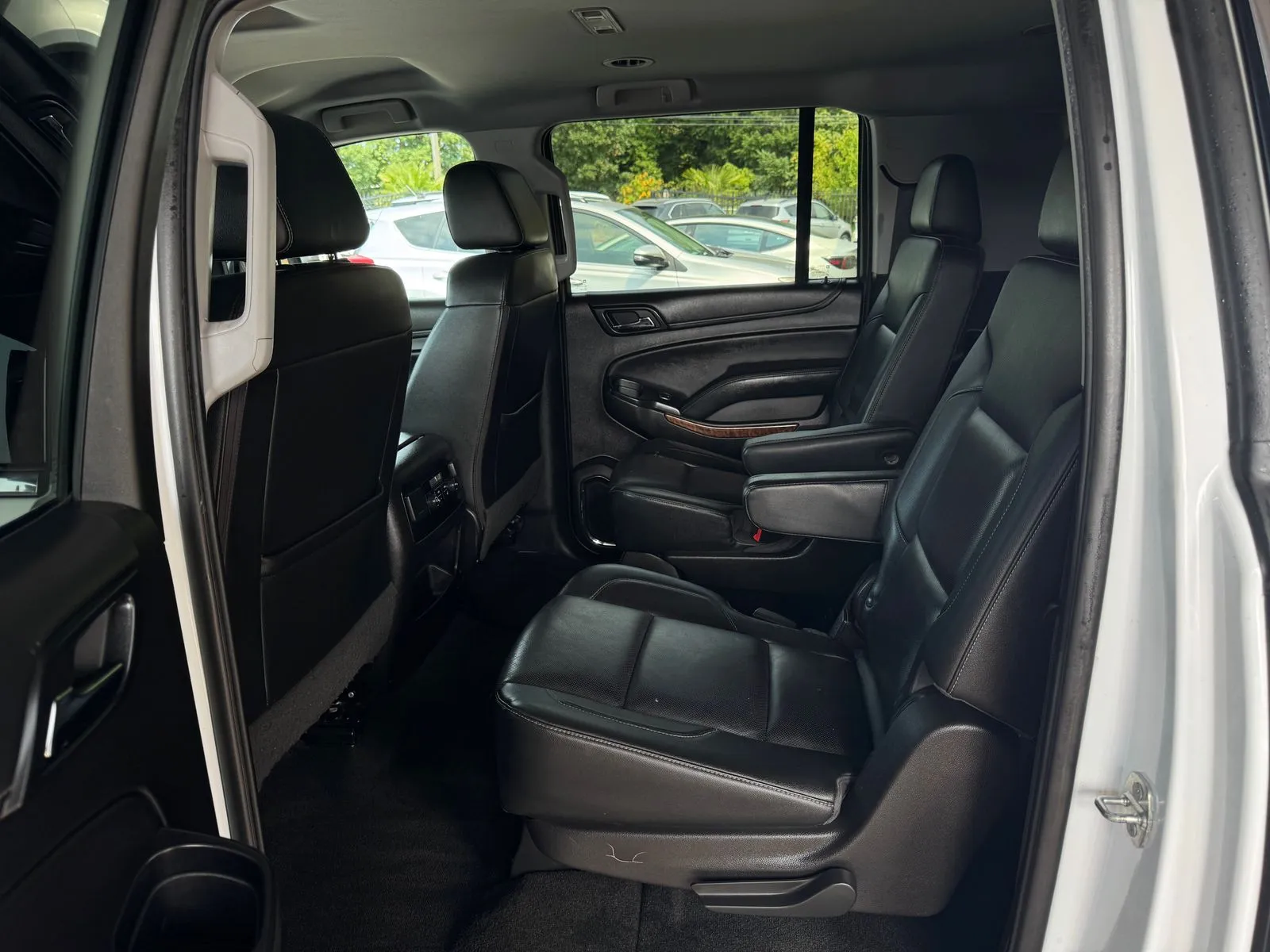 Chevrolet Suburban photo 14