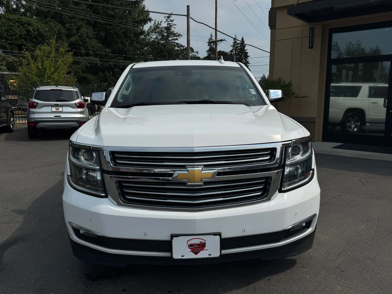Chevrolet Suburban photo 2