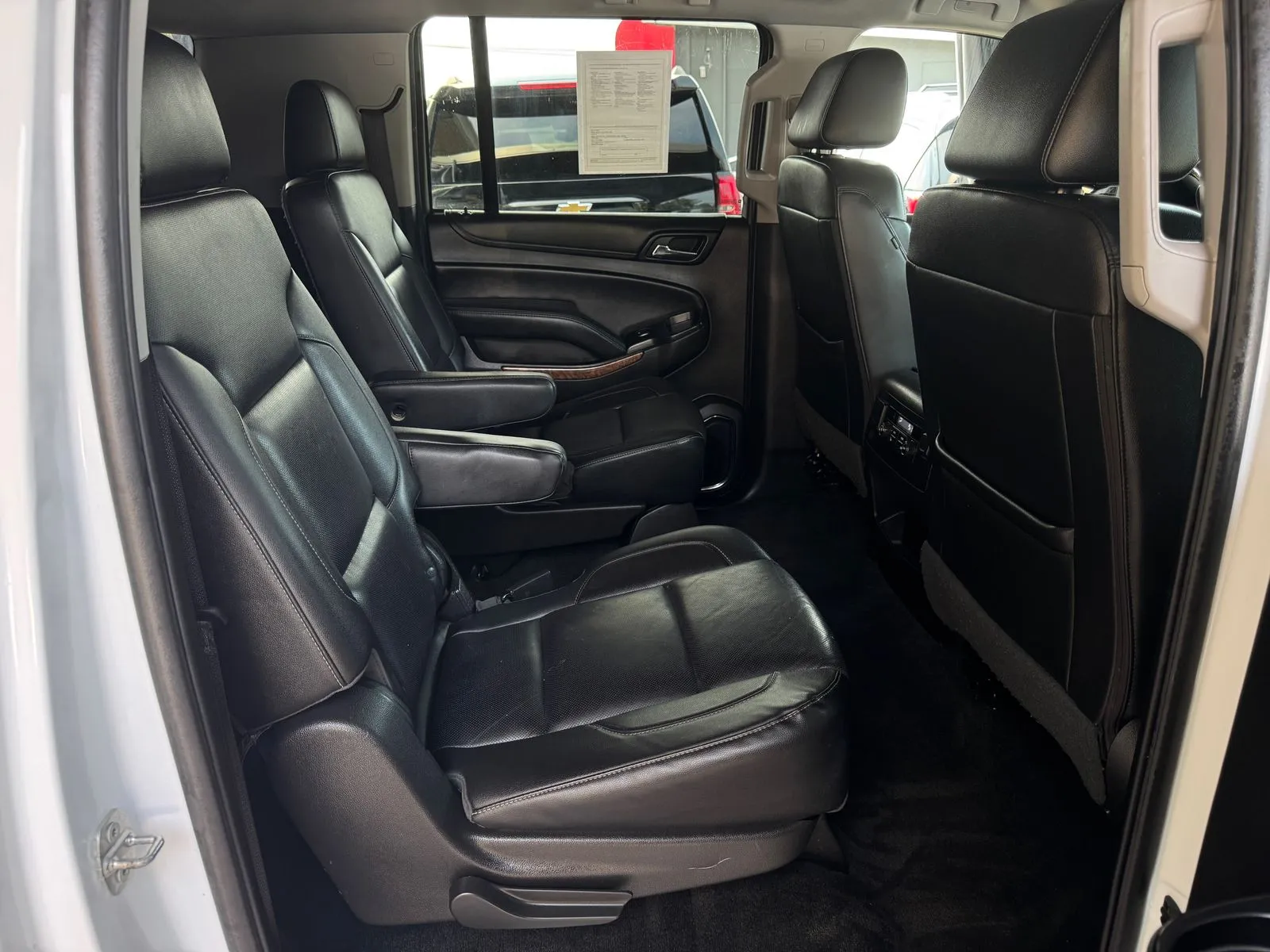 Chevrolet Suburban photo 19
