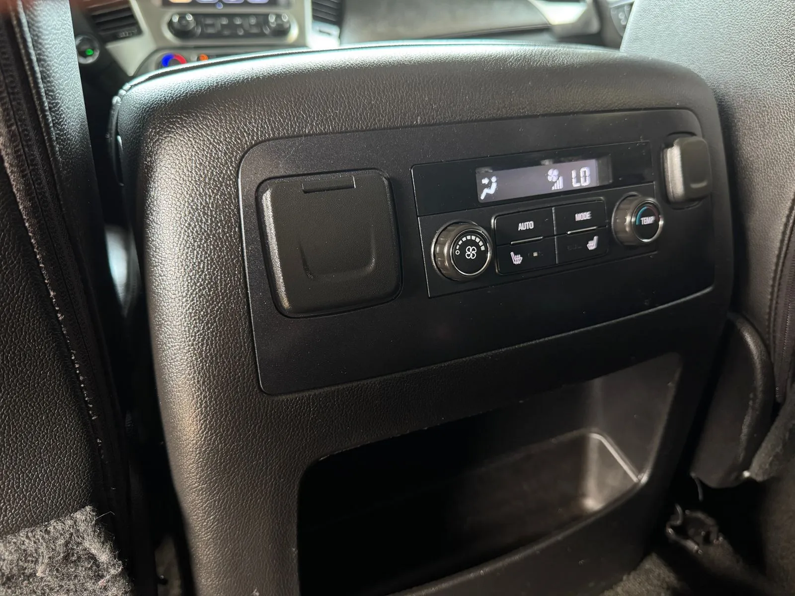Chevrolet Suburban photo 18