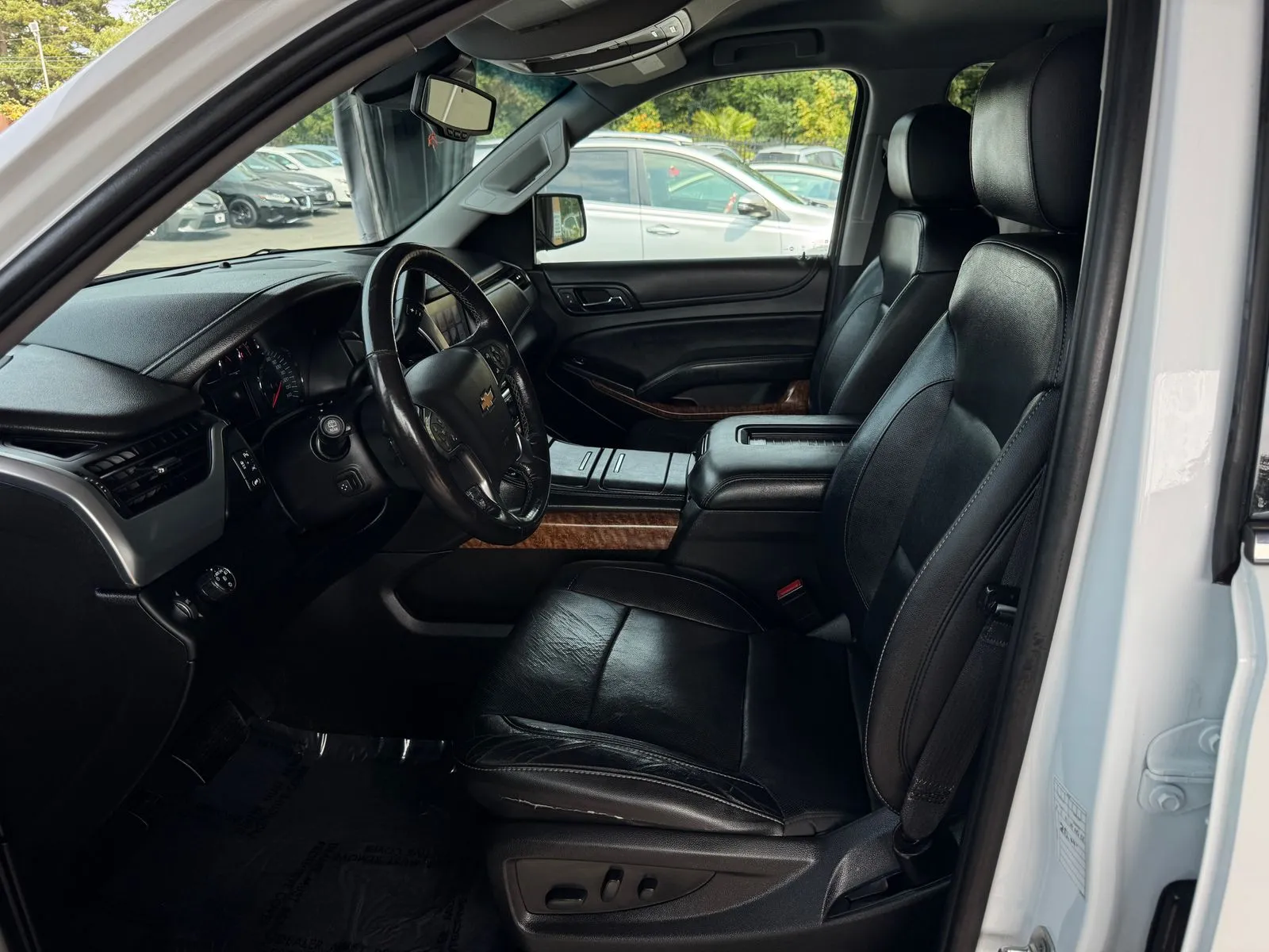 Chevrolet Suburban photo 9