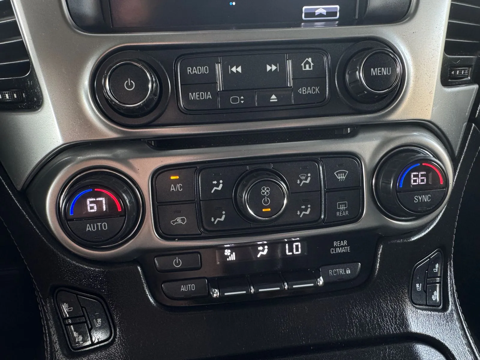 Chevrolet Suburban photo 27