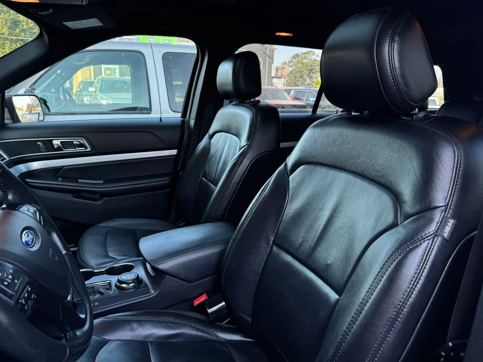 Ford Explorer photo 11