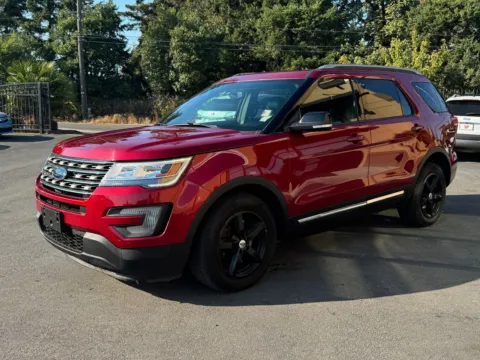 Another view of 2017 Ford Explorer XLT for sale in Lakewood, WA at 9999 Auto Center