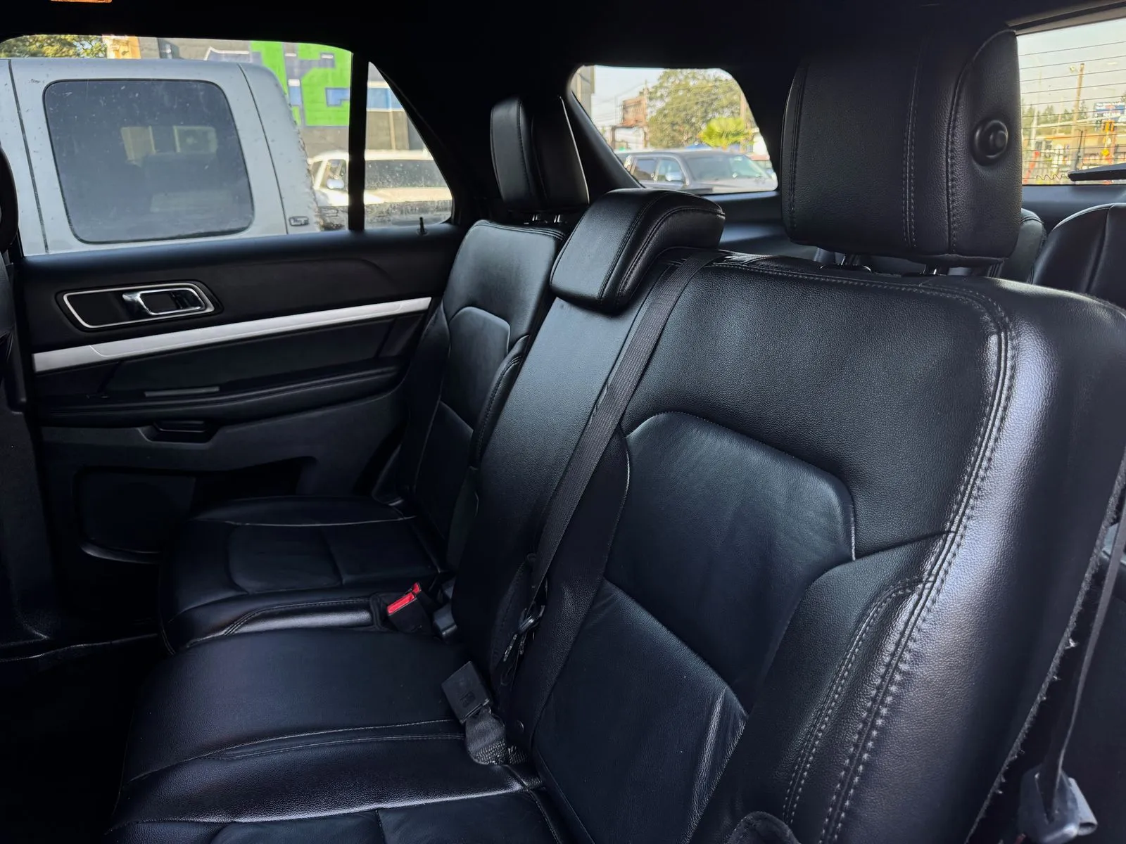 Ford Explorer photo 17