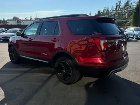 More photos of 2017 Ford Explorer XLT at 9999 Auto Center, WA