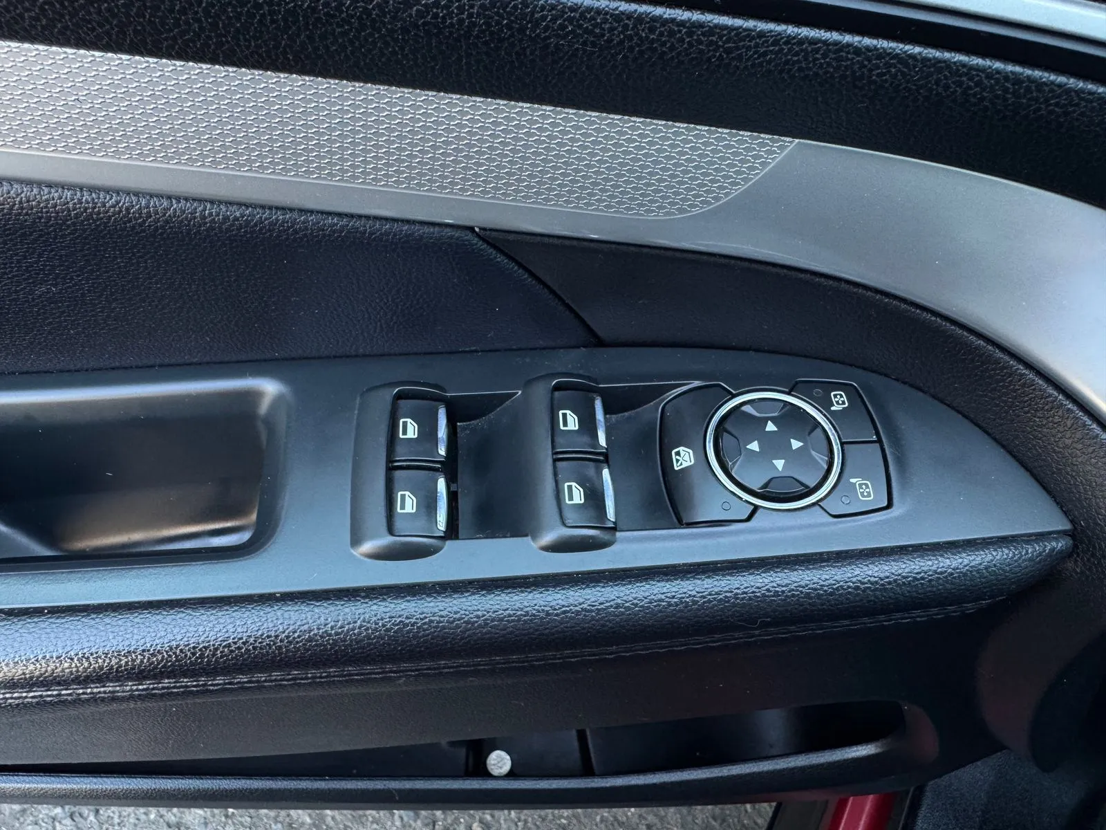 Ford Explorer photo 14