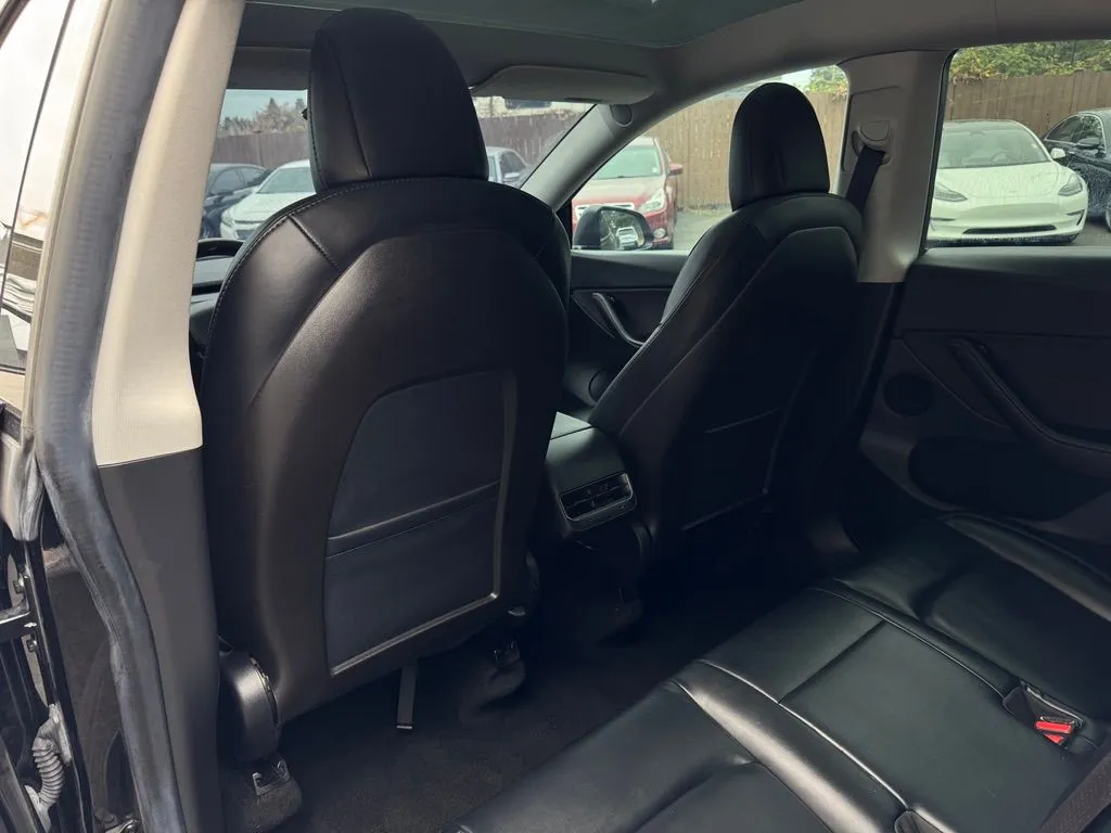 Tesla Model Y photo 15