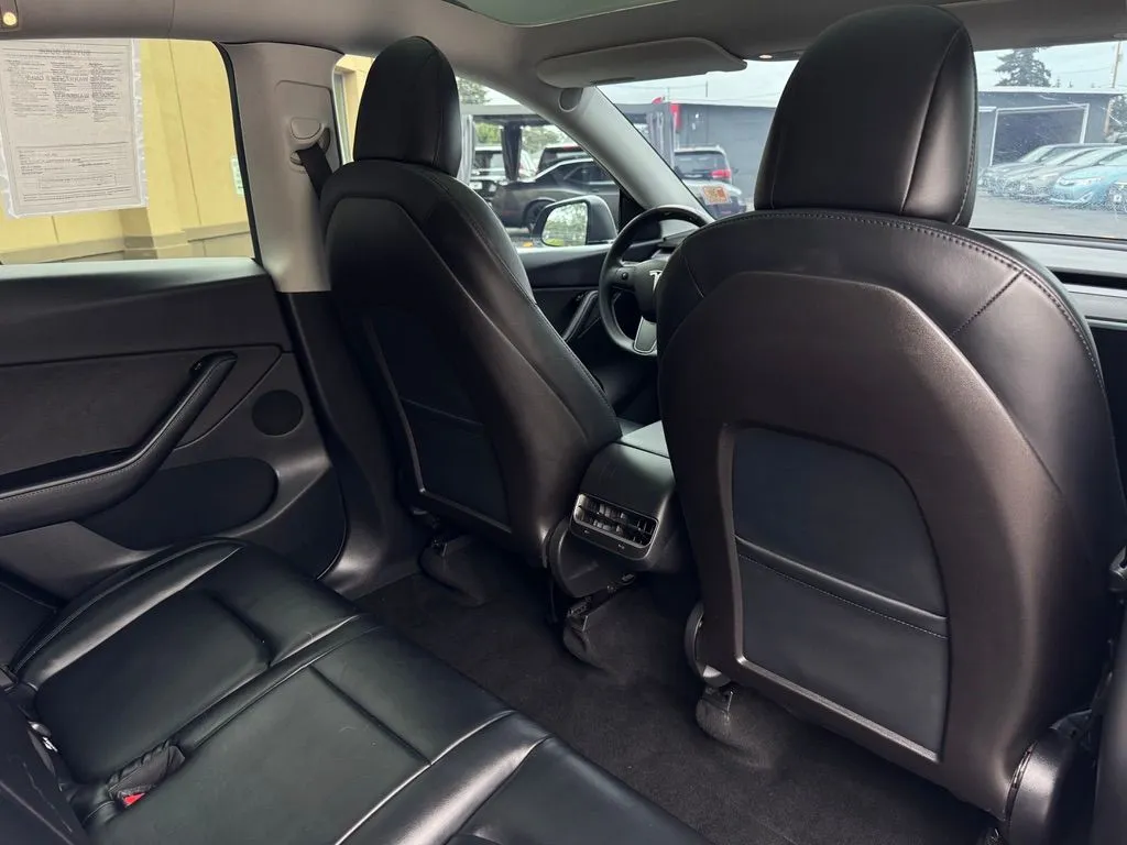 Tesla Model Y photo 19