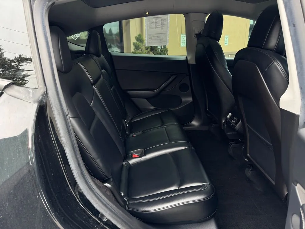 Tesla Model Y photo 18