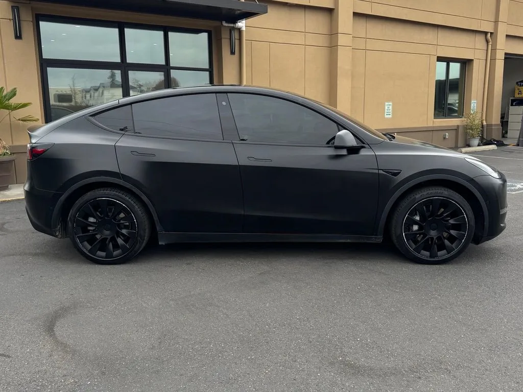 Tesla Model Y photo 8