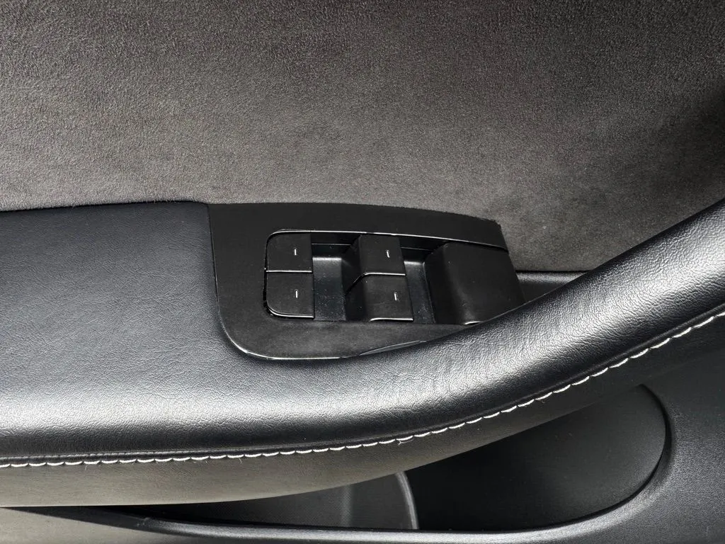 Tesla Model Y photo 13