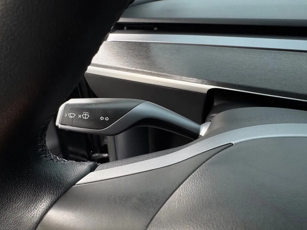 Tesla Model Y photo 32