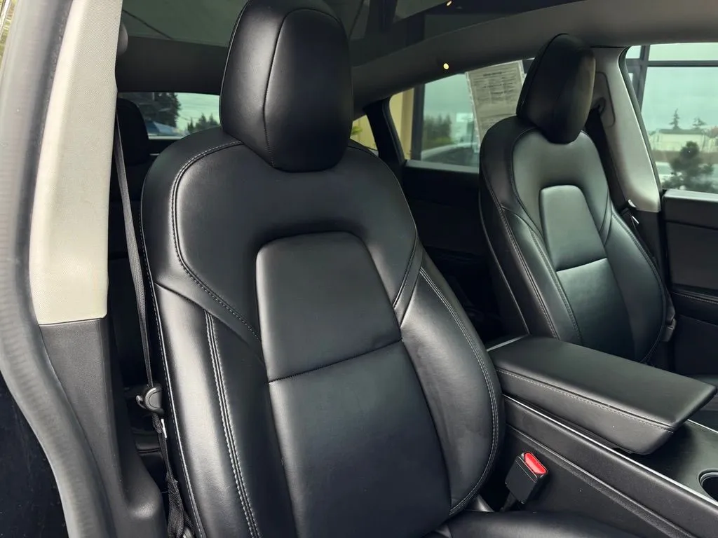 Tesla Model Y photo 23