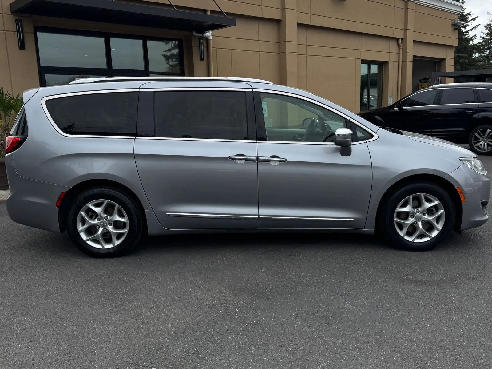 Chrysler Pacifica photo 8