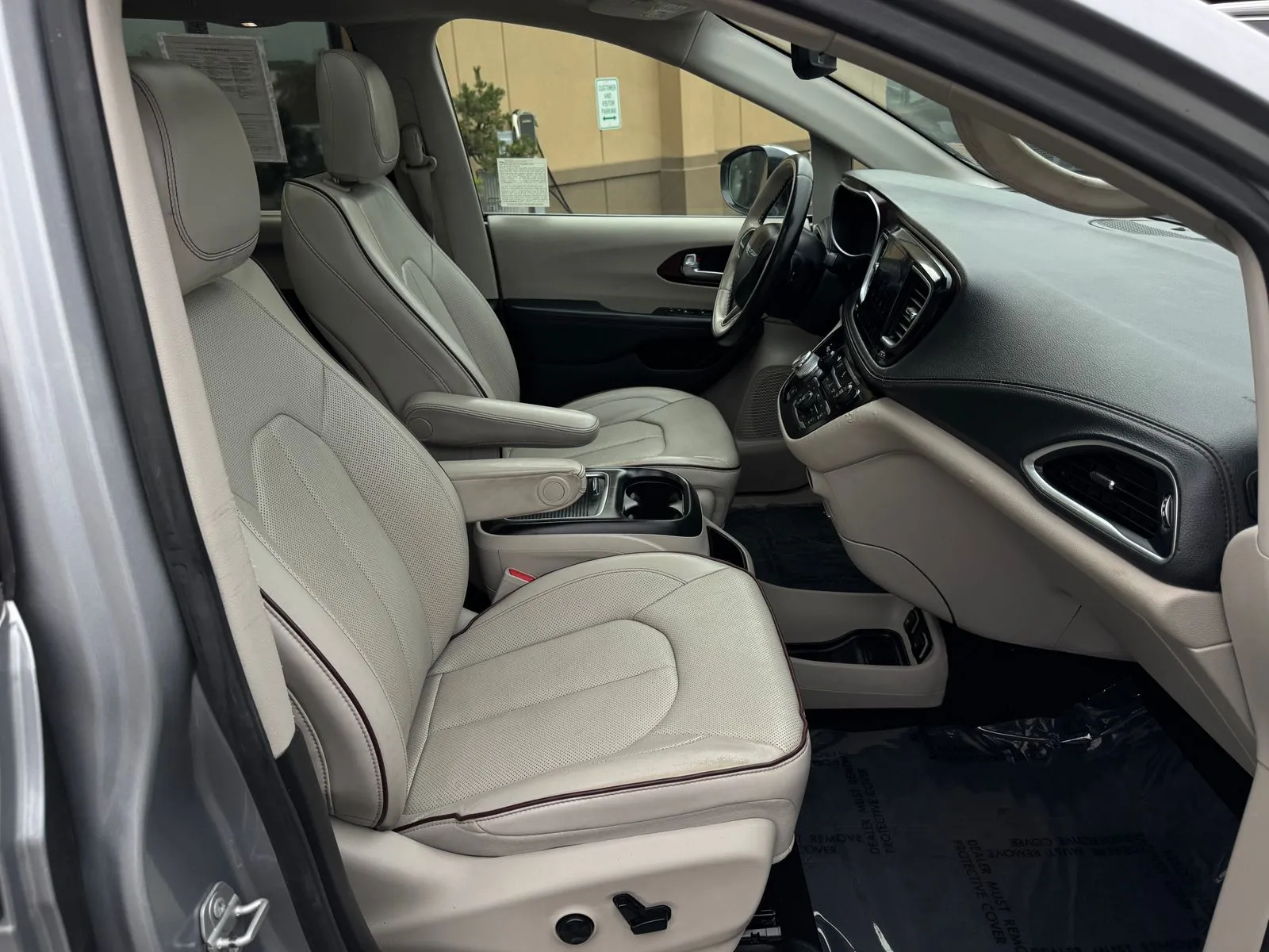 Chrysler Pacifica photo 26