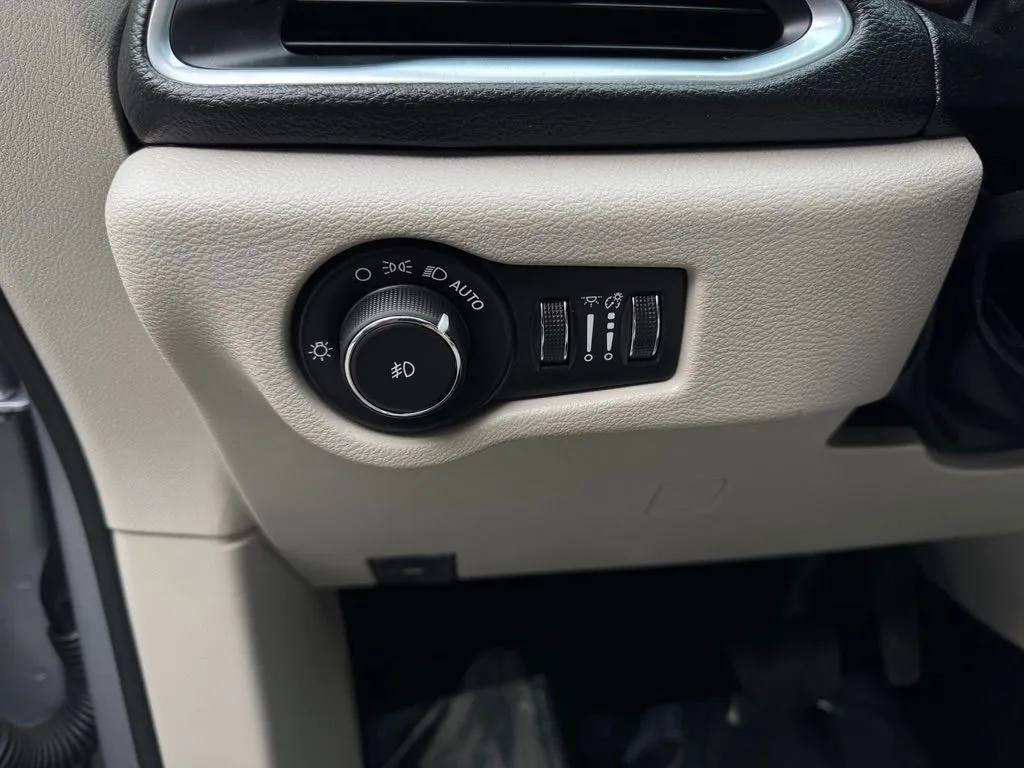 Chrysler Pacifica photo 13