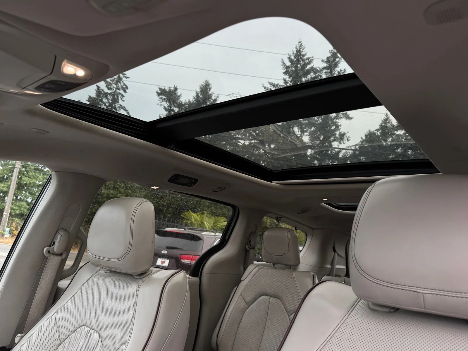 Chrysler Pacifica photo 12