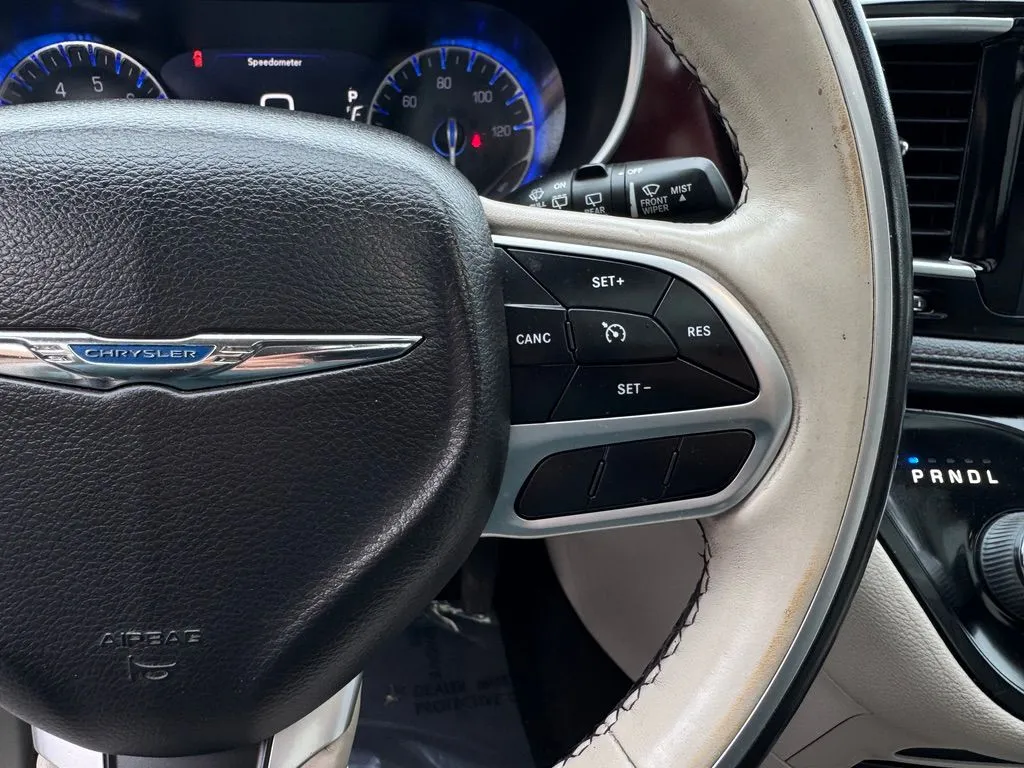 Chrysler Pacifica photo 36