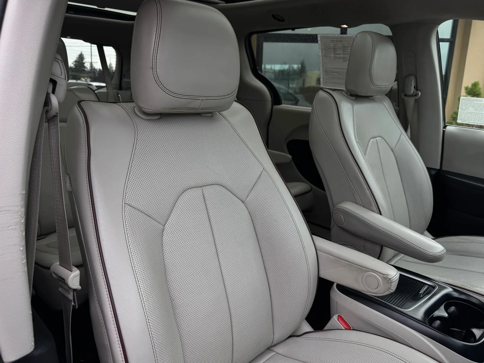 Chrysler Pacifica photo 28