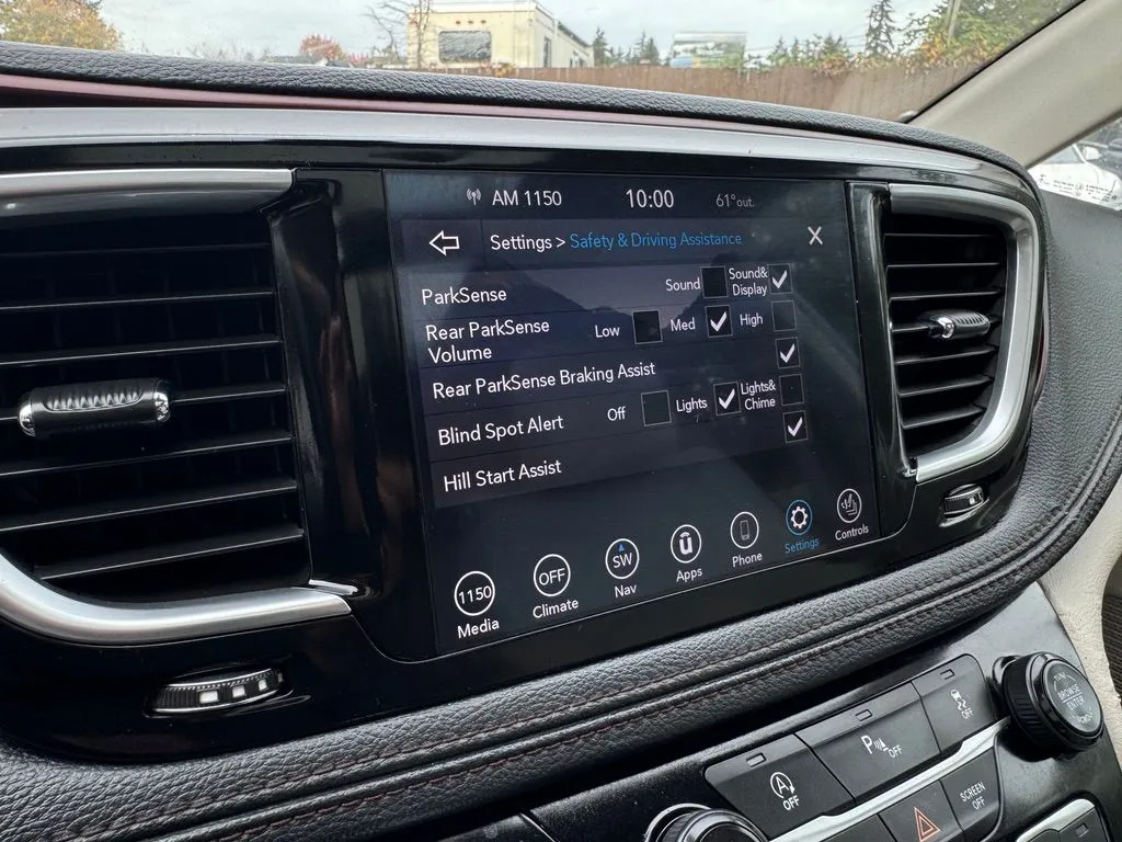 Chrysler Pacifica photo 32