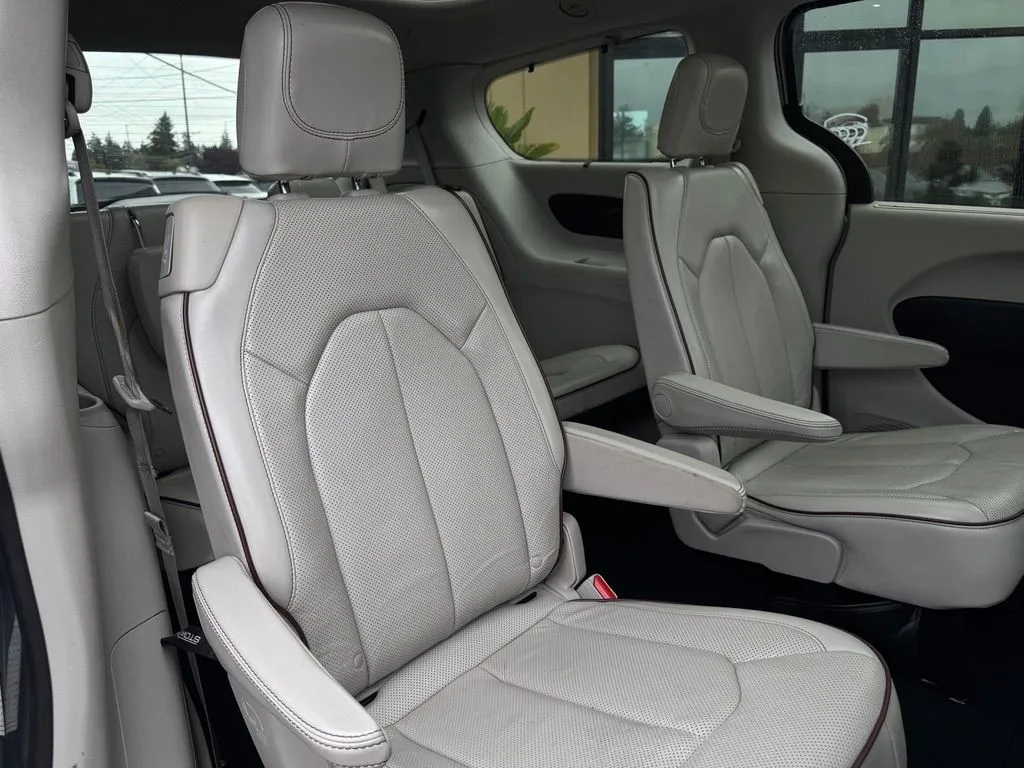 Chrysler Pacifica photo 23