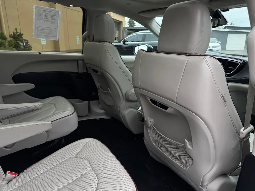 Chrysler Pacifica photo 22