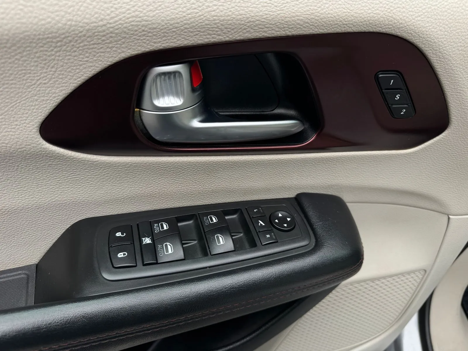 Chrysler Pacifica photo 14