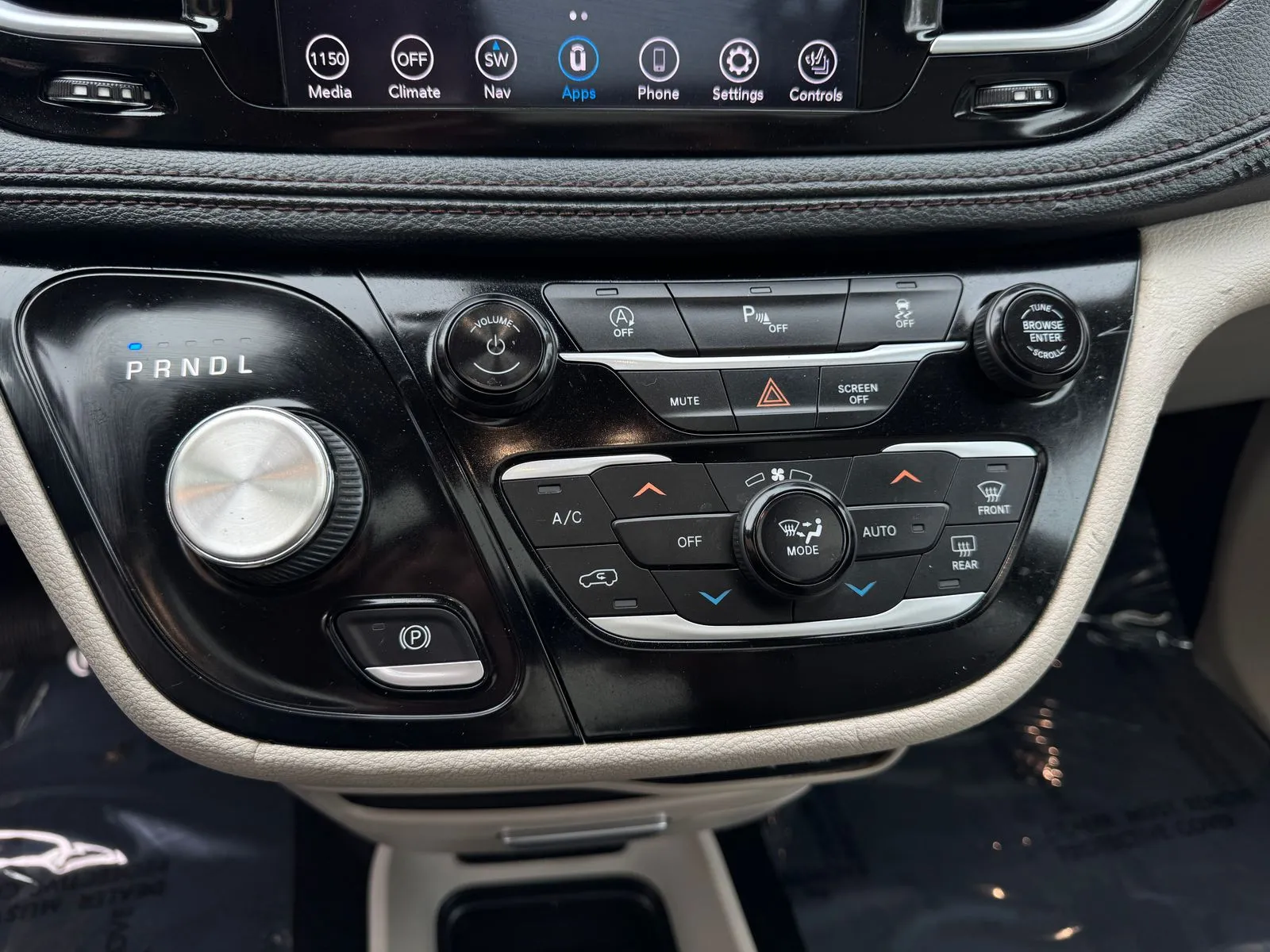 Chrysler Pacifica photo 30