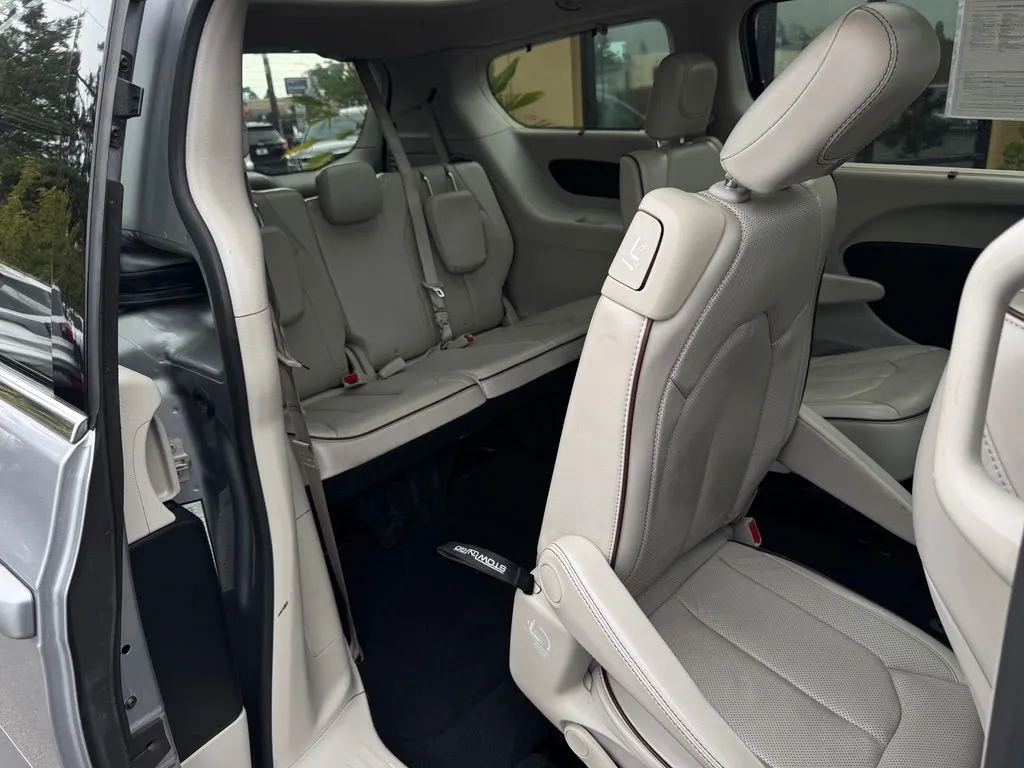 Chrysler Pacifica photo 24
