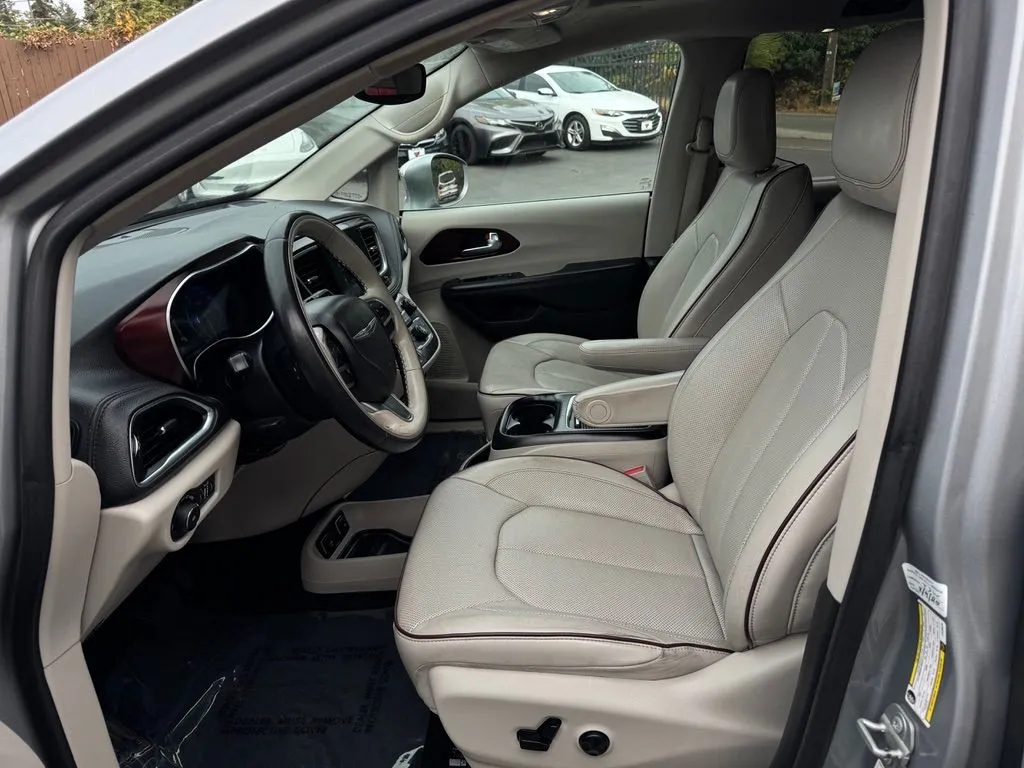 Chrysler Pacifica photo 9