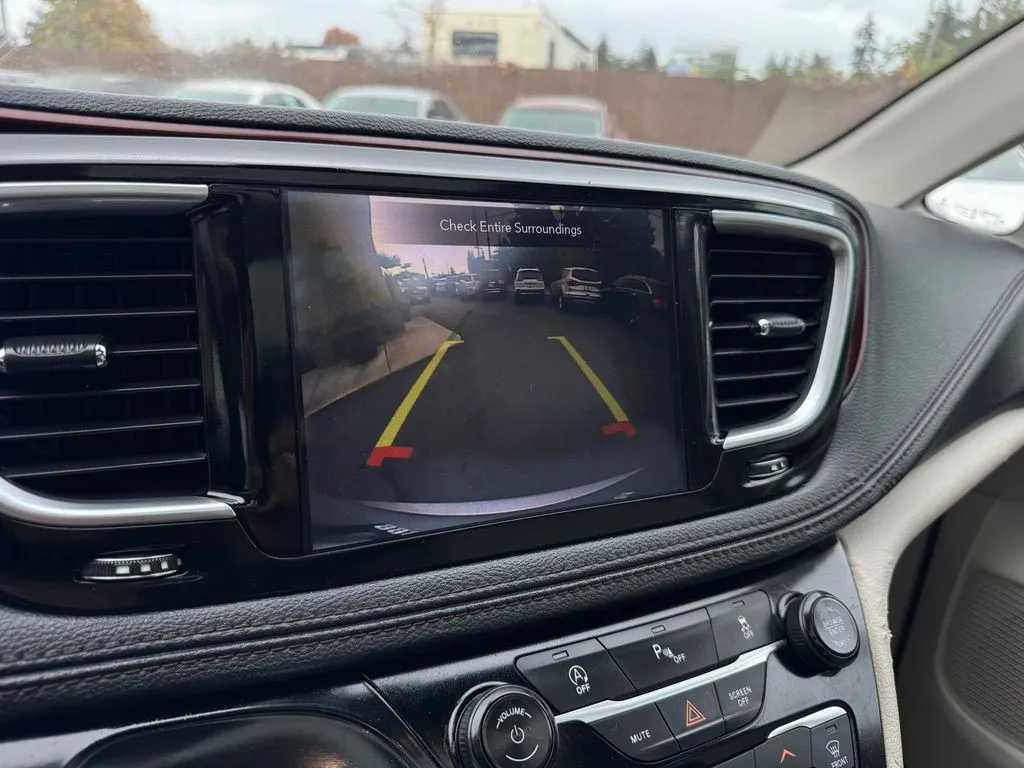 Chrysler Pacifica photo 34