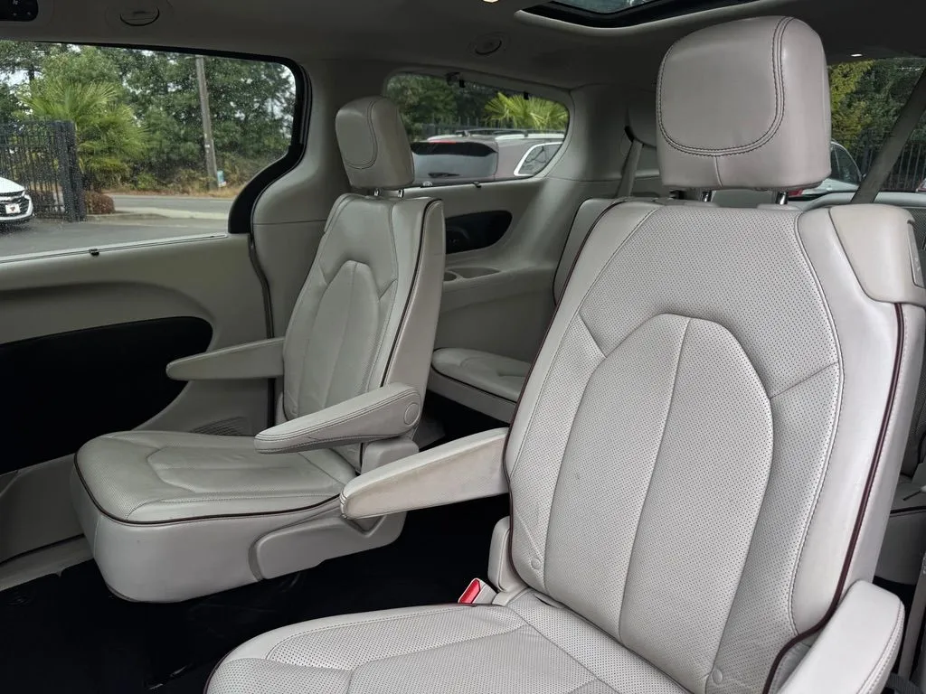 Chrysler Pacifica photo 17
