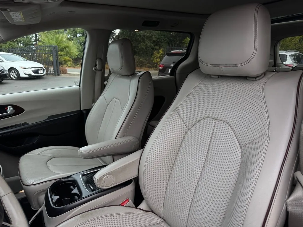 Chrysler Pacifica photo 11