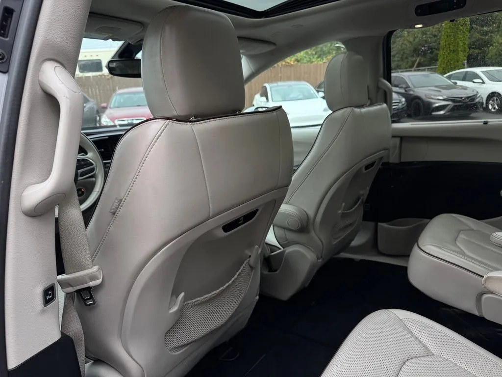 Chrysler Pacifica photo 16