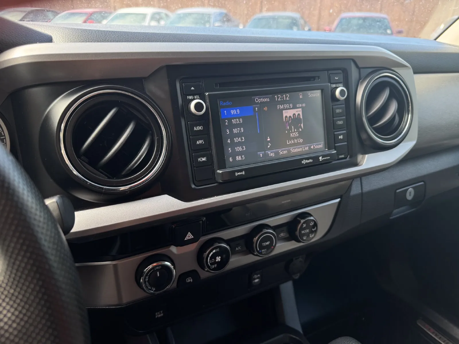 Toyota Tacoma photo 24