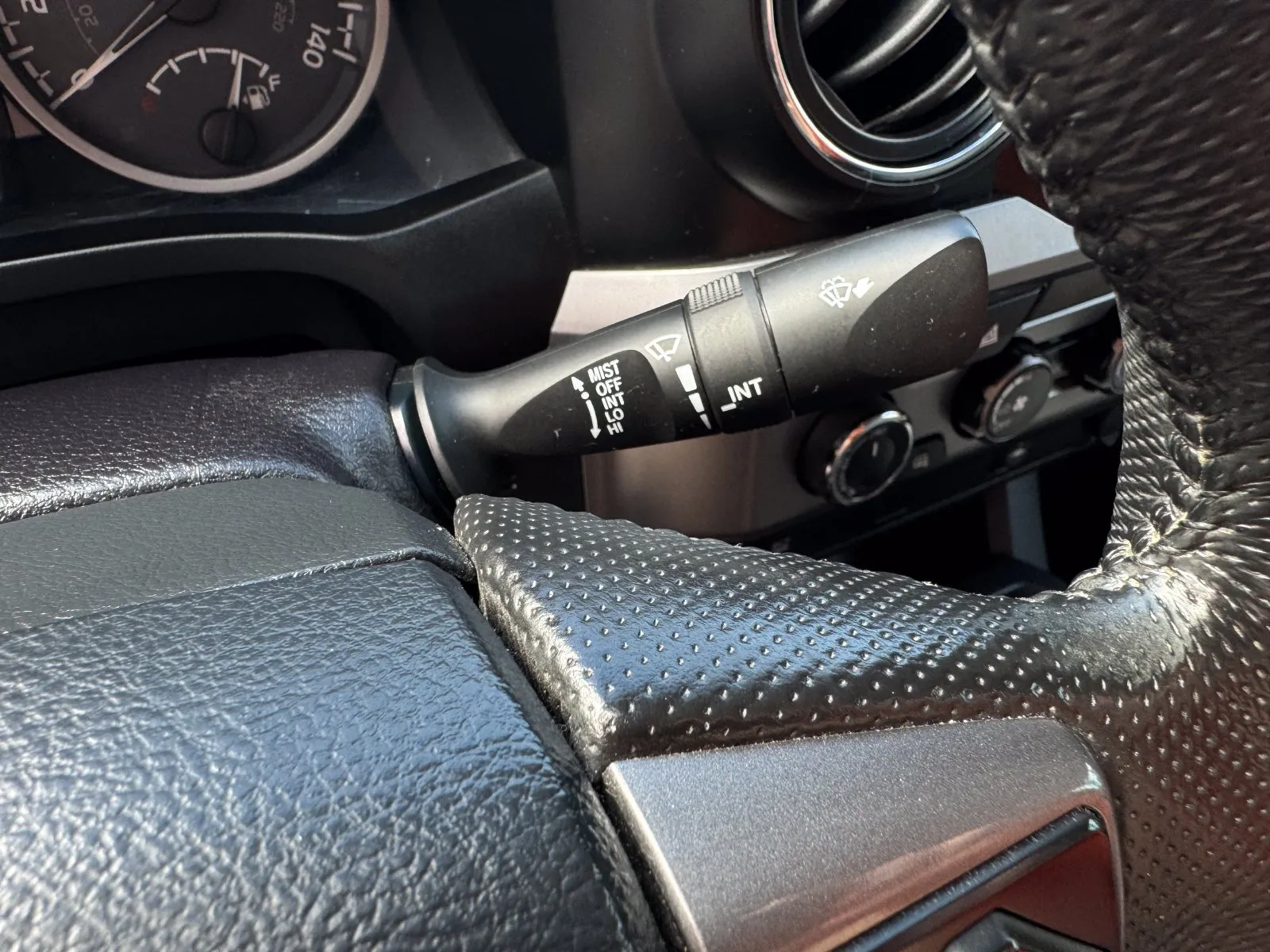 Toyota Tacoma photo 34