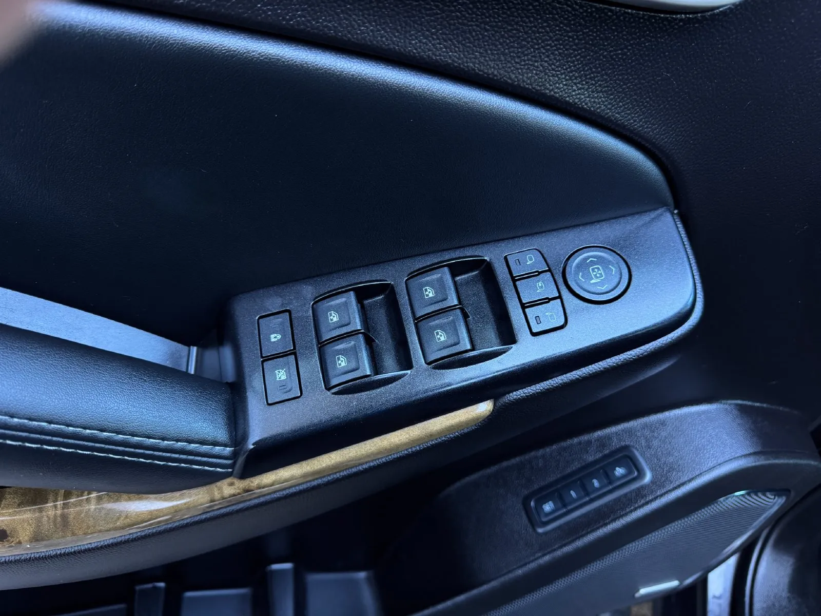 GMC Yukon photo 12