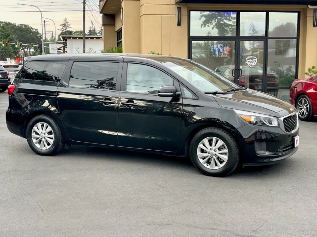 Used 2017 Kia Sedona LX for sale in Lakewood, WA at 9999 Auto
