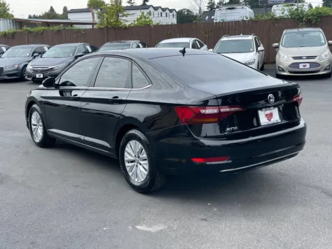 More photos of 2019 Volkswagen Jetta R-Line at 9999 Auto Center, WA