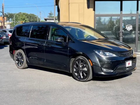 Black 2020 Chrysler Pacifica Limited for sale in Lakewood, WA
