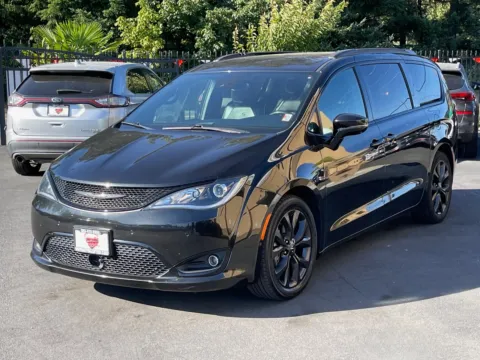 Another view of 2020 Chrysler Pacifica Limited for sale in Lakewood, WA at 9999 Auto Center