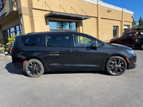 More photos of 2020 Chrysler Pacifica Limited at 9999 Auto Center, WA